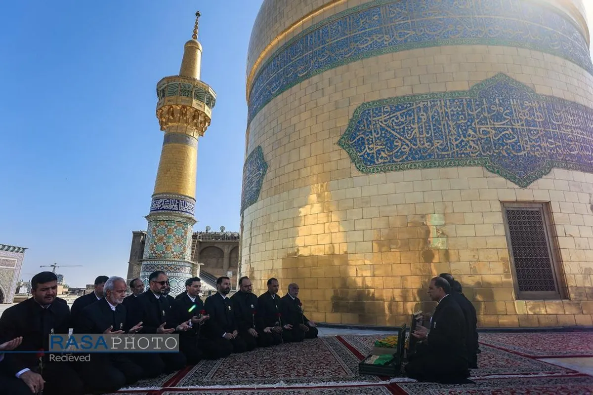 آیین تعویض پرچم گنبد منور رضوی در روز میلاد امام رئوف (ع)