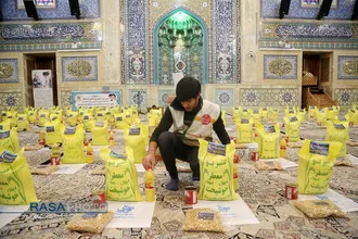 آماده سازی بسته&zwnj;های کمک معیشتی حضرت آیت الله مکارم شیرازی