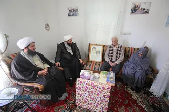 دیدار و تکریم خانواده شهدا با حضور جمعی از طلاب در بیرجند&lrm;