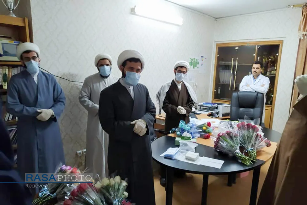 تقدیر جمعی از طلاب از پزشکان و پرستاران فعال در درمان بیماران مبتلا به کرونا