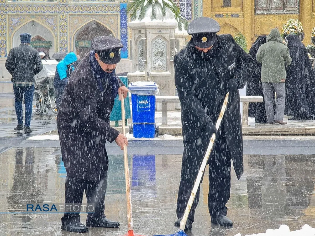 بارش برف در حرم مطهر رضوی
