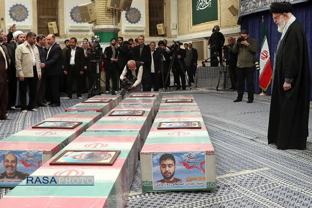 اقامه نماز توسط مقام معظم رهبری بر پیکر هفت شهید راه قدس
