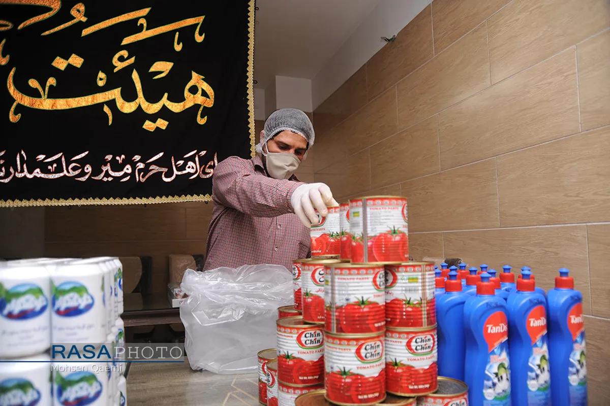 هیئتی&zwnj;ها در میدان مبارزه با کرونا | بسته بندی و توزیع مواد غذایی و بهداشتی برای خانواده های نیازمندان مبتلا به کرونا توسط هیئت کف العباس (ع) قم