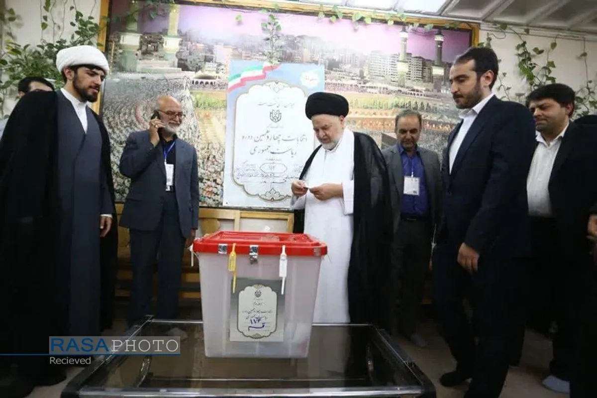 حضور حجت الاسلام والمسلمین جواد شهرستانی نماینده حضرت آیت الله سیستانی در ایران در پای صندوق رای دومین دوره چهاردهمین انتخابات ریاست جمهوری