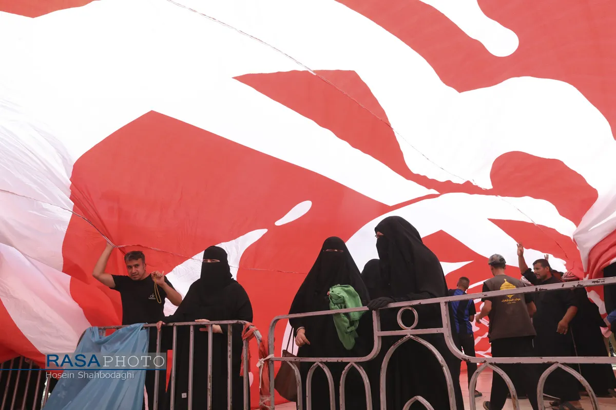 رونمایی از بزرگترین پرچم خونخواهی رهبر شهید انقلاب در بین الحرمین
