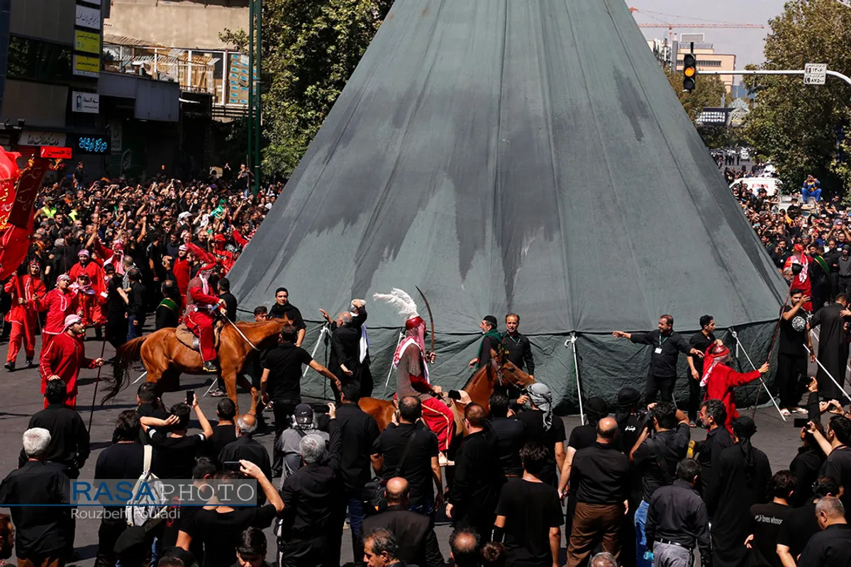 مراسم خیمه سوزان ظهر عاشورا در بازار تهران