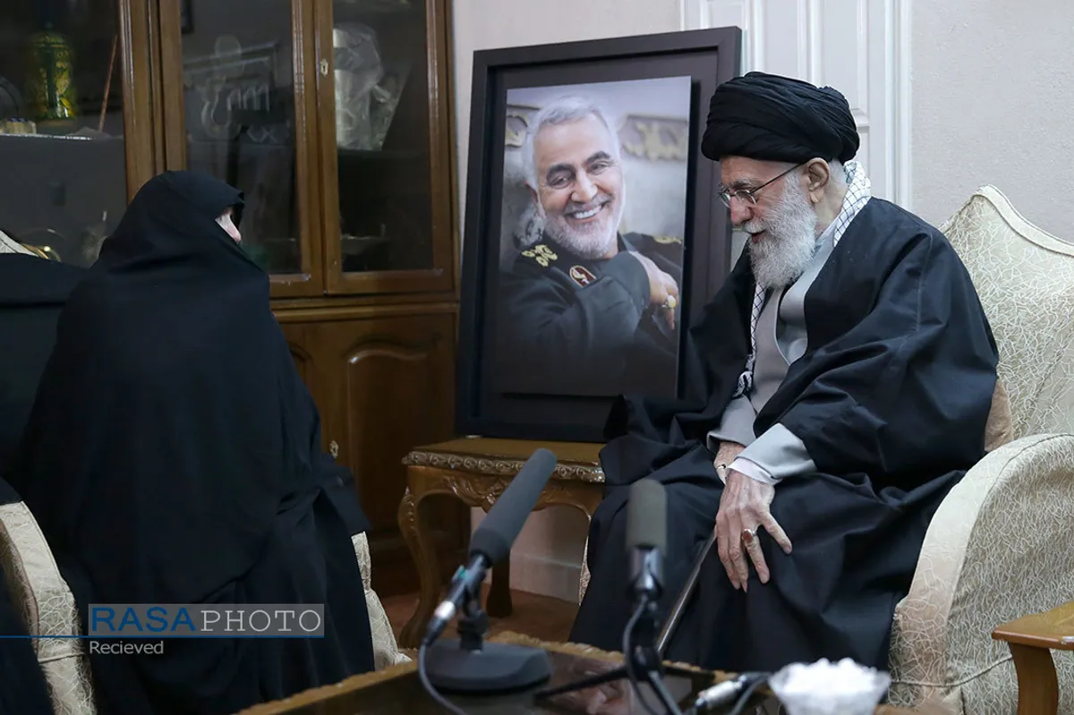 حضور رهبر معظم انقلاب اسلامی در منزل سردار شهید سپهبد سلیمانی