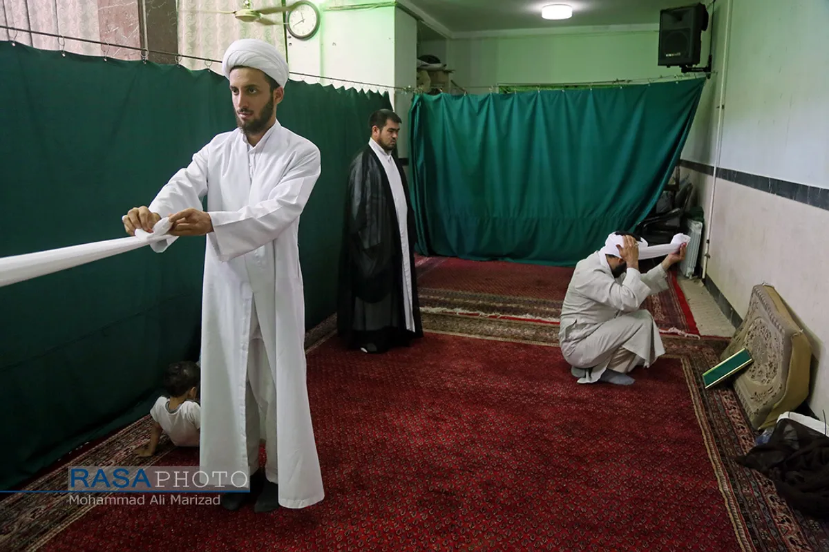 مراسم عمامه&zwnj;گذاری طلاب در بیوت مراجع تقلید در روز عید سعید غدیر