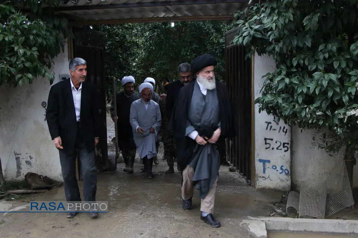 آیت الله توکل نماینده مردم مازندران در مجلس خبرگان رهبری، حجت الاسلام حسن روحانی امام جمعه بابل، حجت الاسلام شکریان رئیس سازمان تبلیغات اسلامی با حضور در مناطق سیل زده مازندران از روند امداد رسانی به سیل زدگان بازدید کردند.