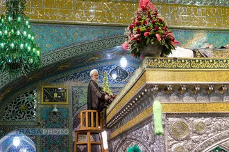 گل&zwnj;آرایی ضریح مطهر روضوی ویژه ولادت حضرت امام رضا (علیه السلام)