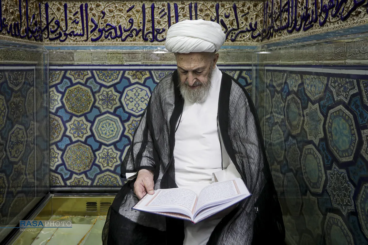 تشرف حضرت آیت&zwnj;الله جعفر سبحانی به حرم مطهر رضوی

