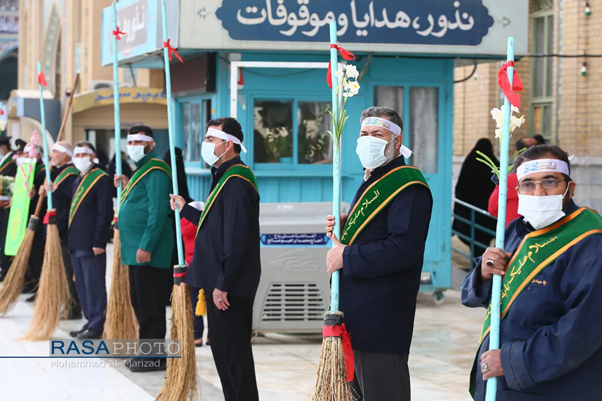 آئین جاروکشی خادمان مسجد مقدس جمکران در آستانه نیمه شعبان
