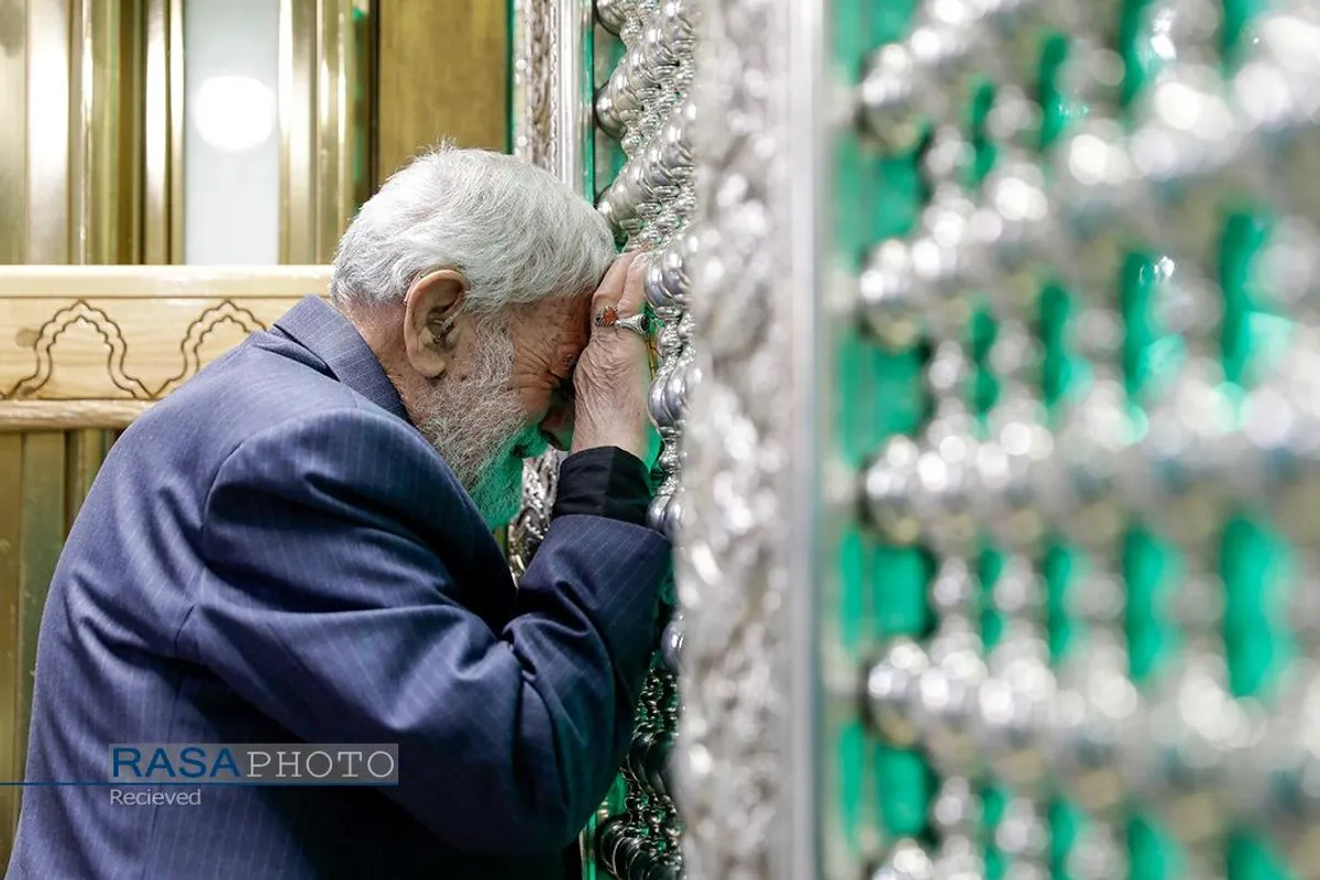 غبارروبی ضریح مطهر رضوی در آستانه دهه &laquo;ولایت و امامت&raquo;