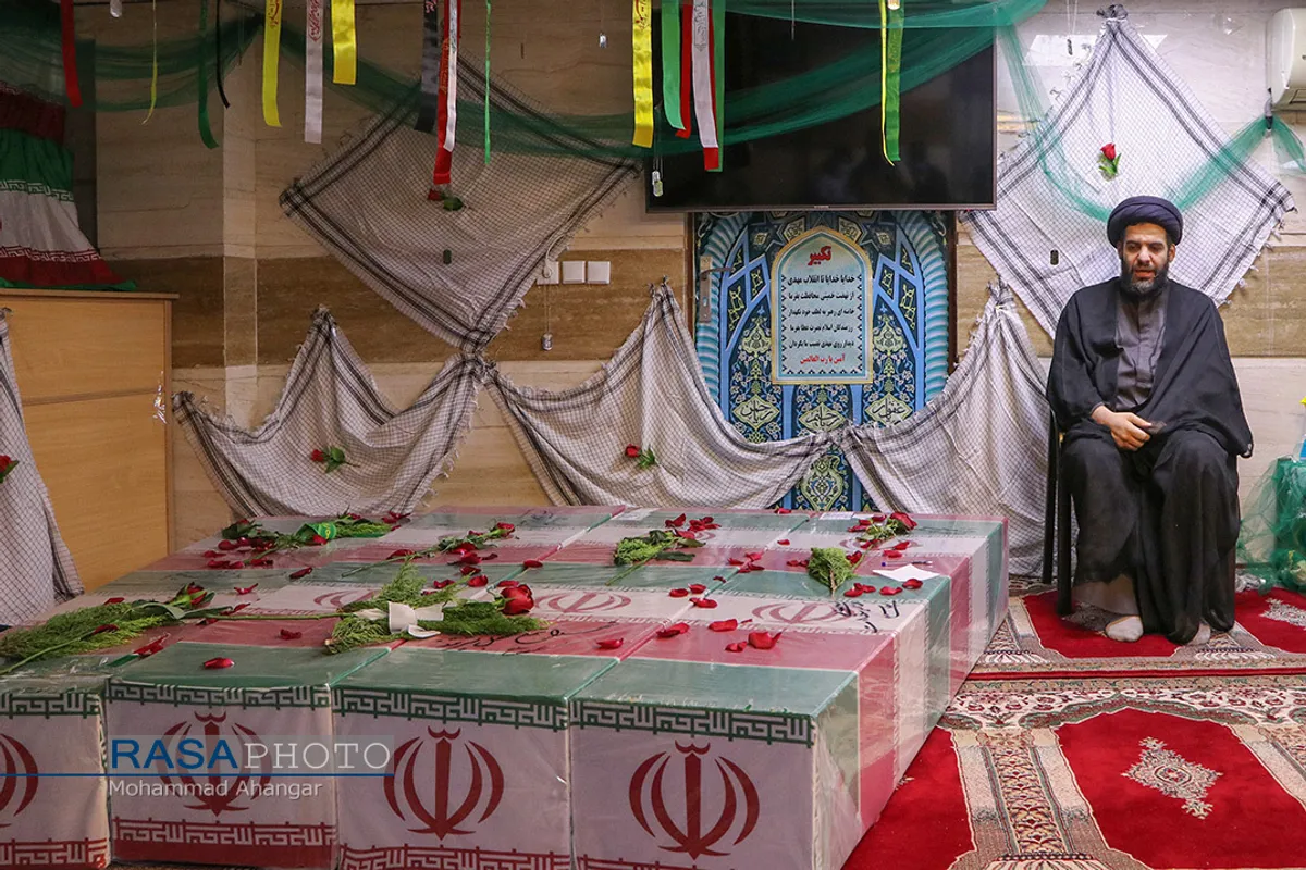 مراسم وداع جمعی از طلاب با پیکر شهدای تازه تفحص شده در اهواز&lrm;