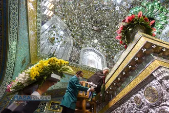 گل&zwnj;آرایی ضریح مطهر روضوی ویژه ولادت حضرت امام رضا (علیه السلام)