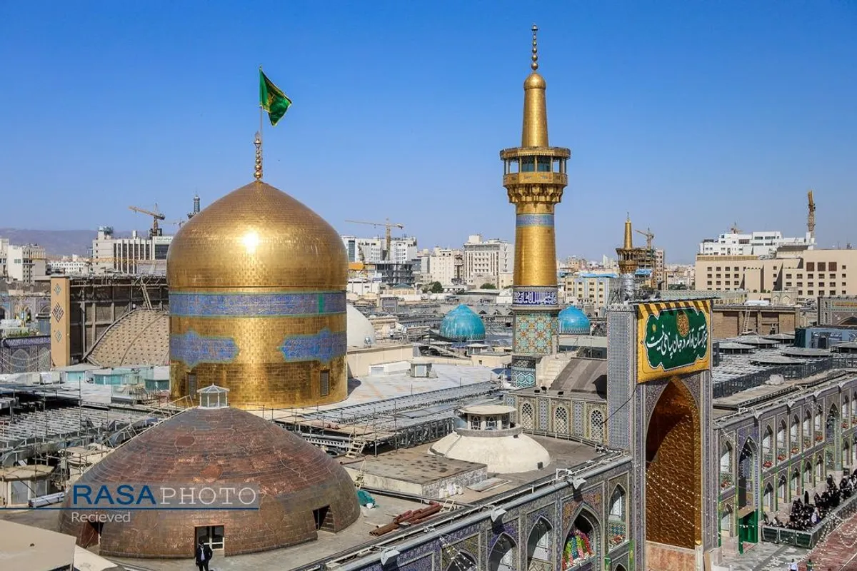 آیین تعویض پرچم گنبد منور رضوی در روز میلاد امام رئوف (ع)