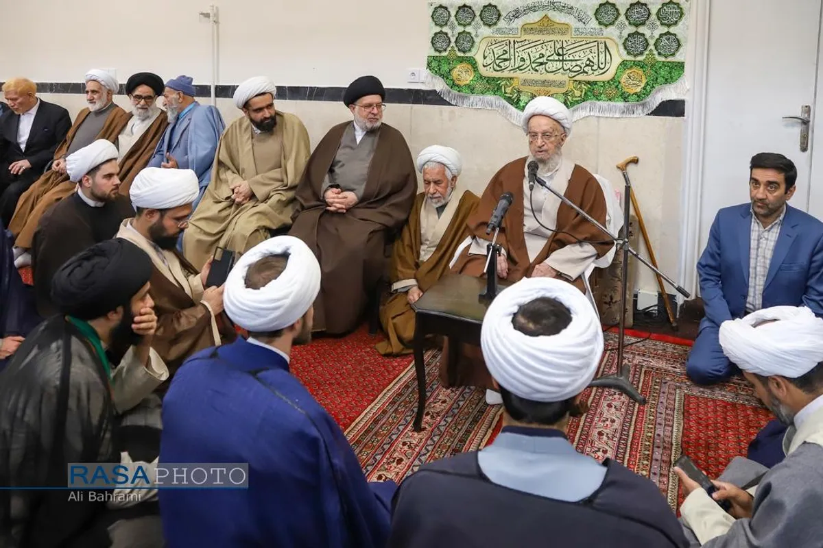 جشن روز مبعث و عمامه&zwnj;گذاری تعدادی از طلاب حوزه علمیه قم در بیوت مراجع تقلید