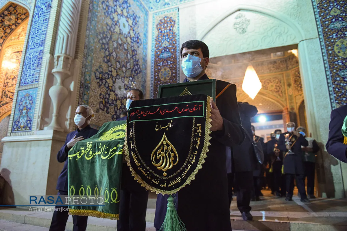 آیین لاله گردانی شب شام غریبان شهادت امام رضا(ع) در شیراز&lrm;