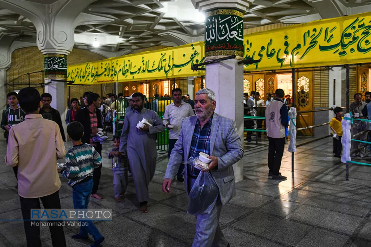 سفره افطار حرم کریمه اهلبیت (سلام&zwnj;الله&zwnj;علیها) در قم