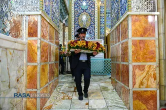 گل&zwnj;آرایی ضریح مطهر حضرت معصومه (س) در شب میلاد امام رضا (علیه السلام)