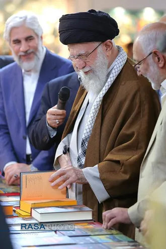 بازدید رهبر معظم انقلاب از سی و پنجمین نمایشگاه بین&zwnj;المللی کتاب تهران