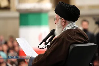 دیدار جمعی از رأی اولی&zwnj;ها و خانواده&zwnj;های شهدا با رهبر انقلاب