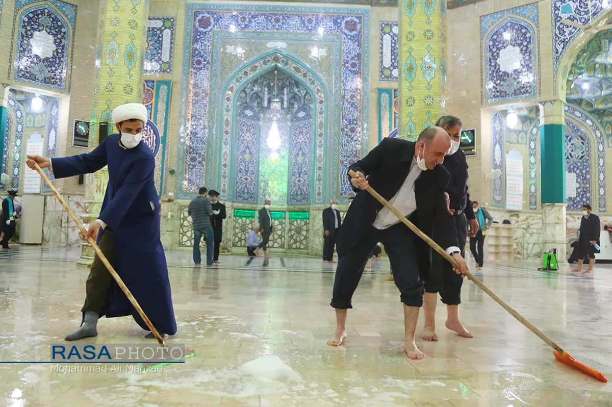 غبار روبی مسجد مقدس جمکران در آغاز دهه مهدویت