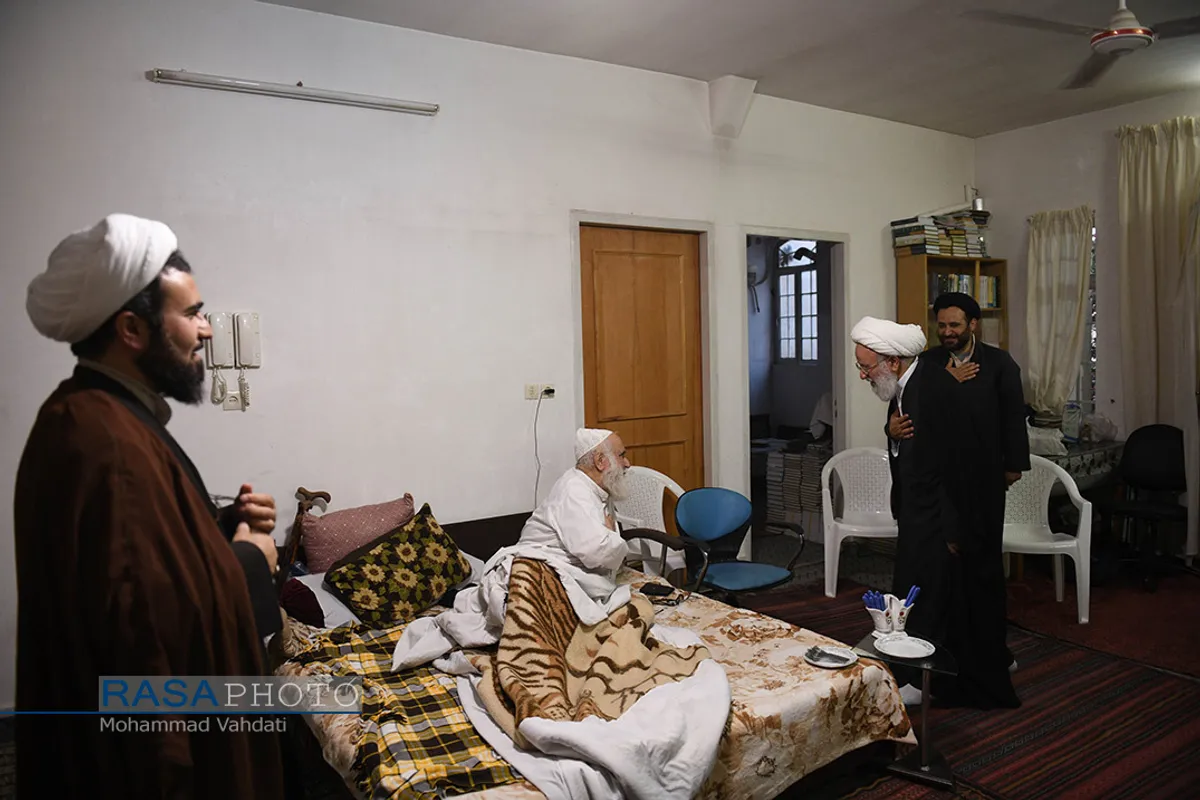 عیادت جمعی از مسئولان و اساتید حوزه با آیت الله دریاباری