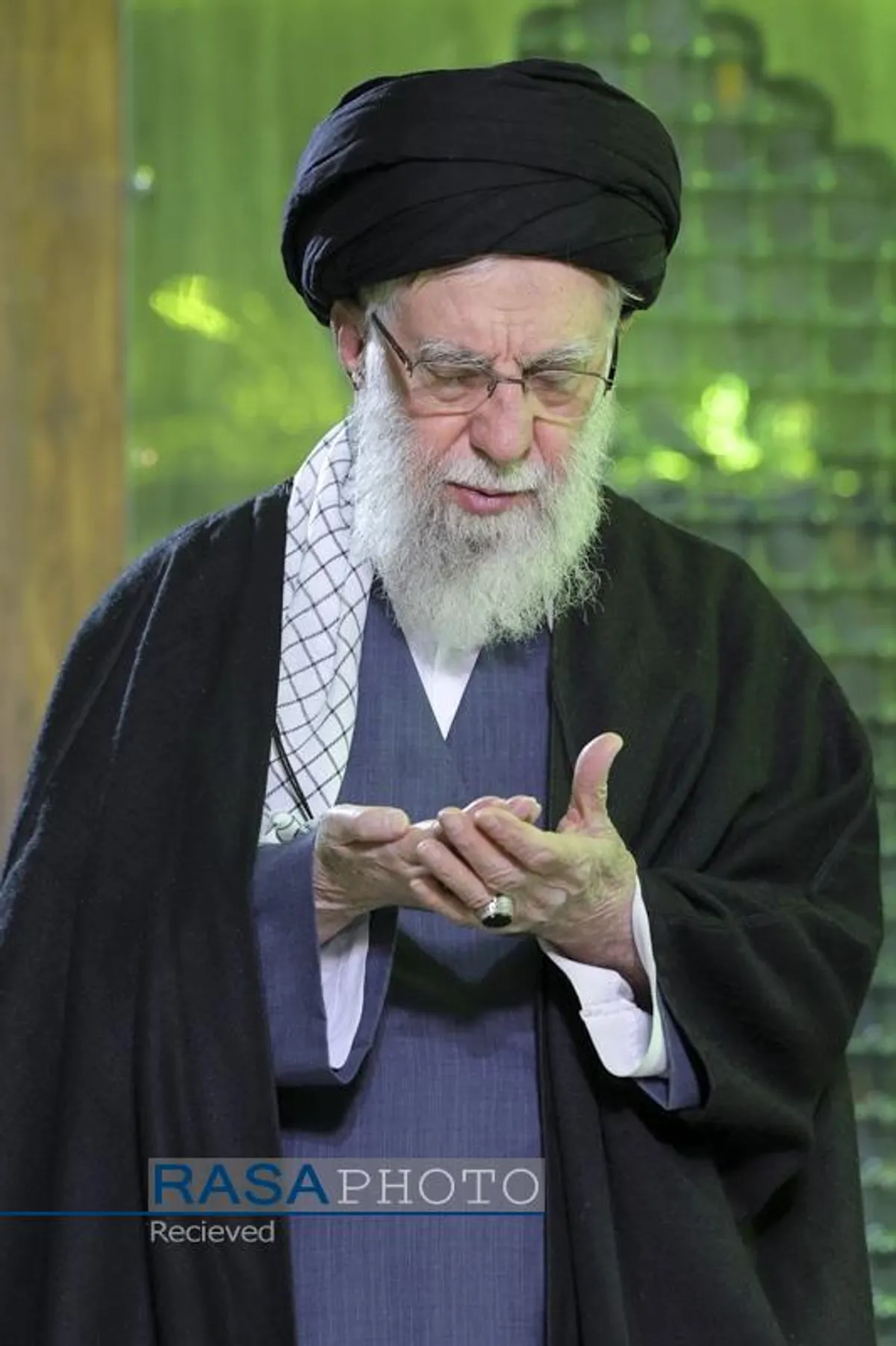 آغاز جشن&zwnj;های چهل&zwnj;وهفتمین سالگرد پیروزی انقلاب با حضور رهبر انقلاب در حرم مطهر حضرت امام خمینی(ره)
