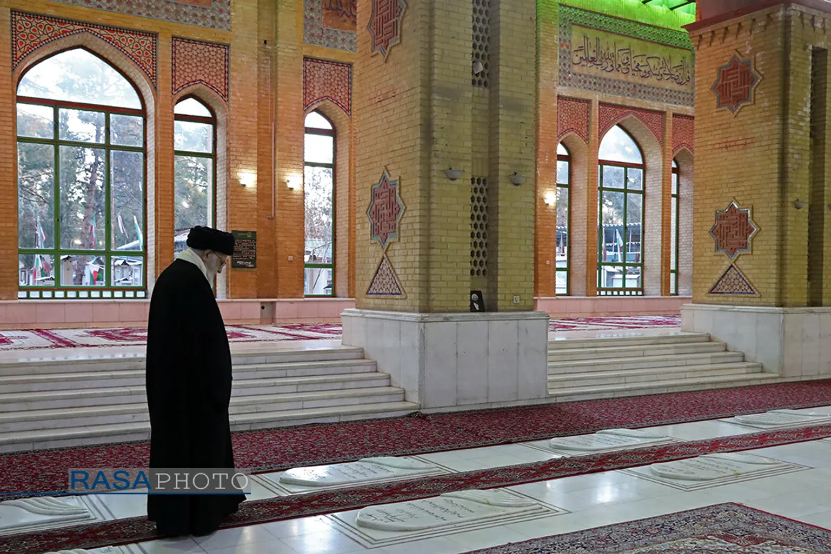 حضور مقام معظم رهبری در مرقد مطهر امام راحل و گلزار شهدای بهشت زهرا