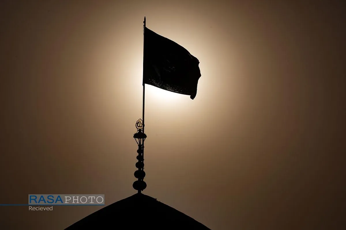 تعویض پرچم گنبد منور رضوی به مناسبت وفات حضرت معصومه(سلام&zwnj;الله&zwnj;علیها)