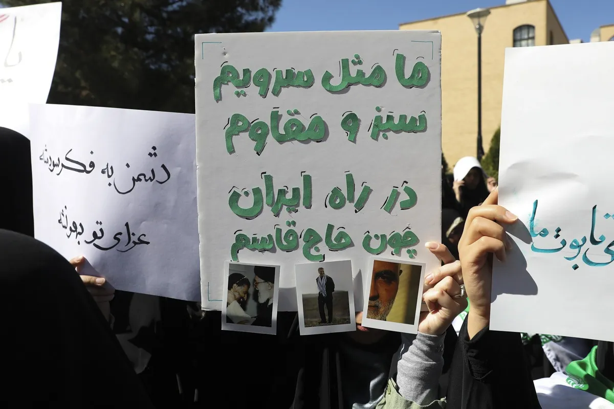 تجمع دانشجویان دانشگاه قم در محکومیت هتک حرمت پرچم جمهوری اسلامی ایران و مقدسات