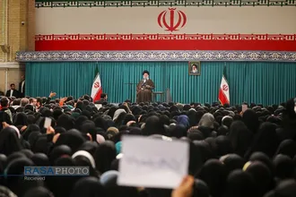 دیدار جمعی از رأی اولی&zwnj;ها و خانواده&zwnj;های شهدا با رهبر انقلاب