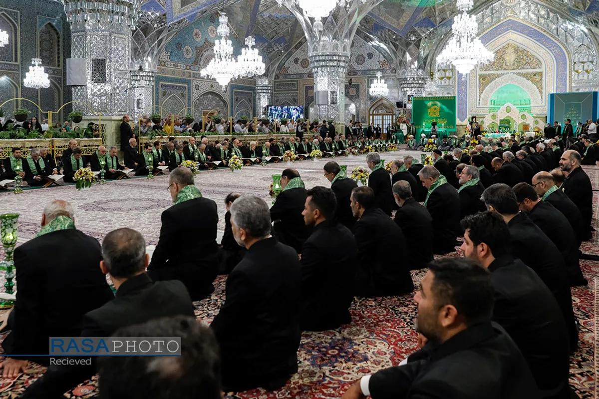 آیین تعویض پرچم گنبد منور رضوی در روز میلاد امام رضا(علیه&zwnj;السلام)