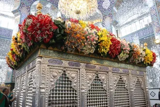 به مناسبت فرارسیدن میلاد باسعادت حضرت زینب سلام الله علیها، حرم آن حضرت با بیش از سی هزار گل اهدایی از سوی بانیان ایرانی، گل&lrm;آرایی شد.