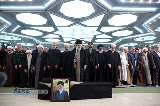 مراسم اقامه نماز بر پیکر آیت&zwnj;الله هاشمی شاهرودی به امامت رهبر انقلاب