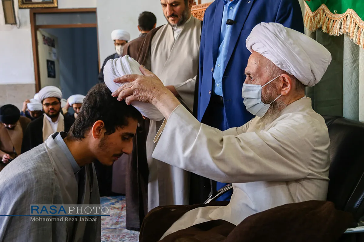 جشن عمامه&zwnj;گذاری طلاب توسط حضرت آیت الله سبحانی