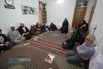 دیدار و تکریم خانواده شهدا با حضور جمعی از طلاب در بیرجند&lrm;