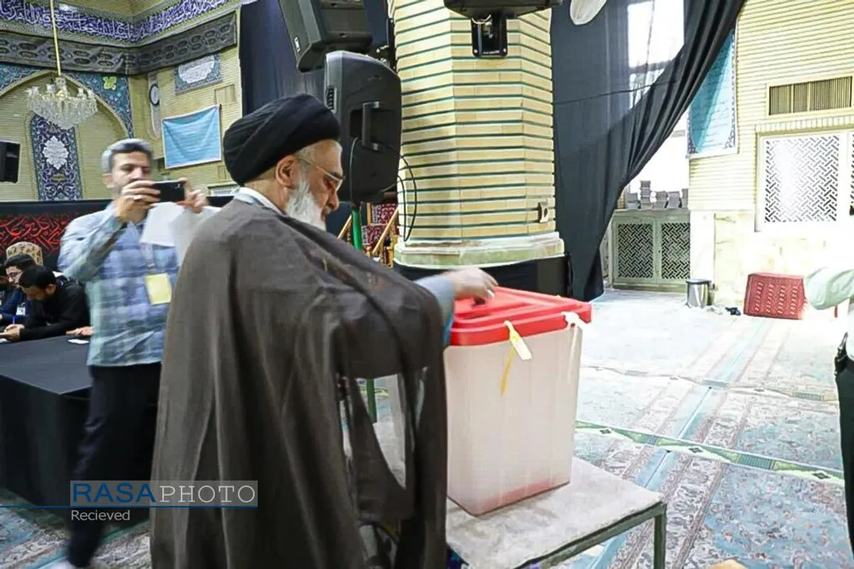 حضور آیت الله سید محمد سعیدی در پای صندوق رای دومین دوره چهاردهمین انتخابات ریاست جمهوری