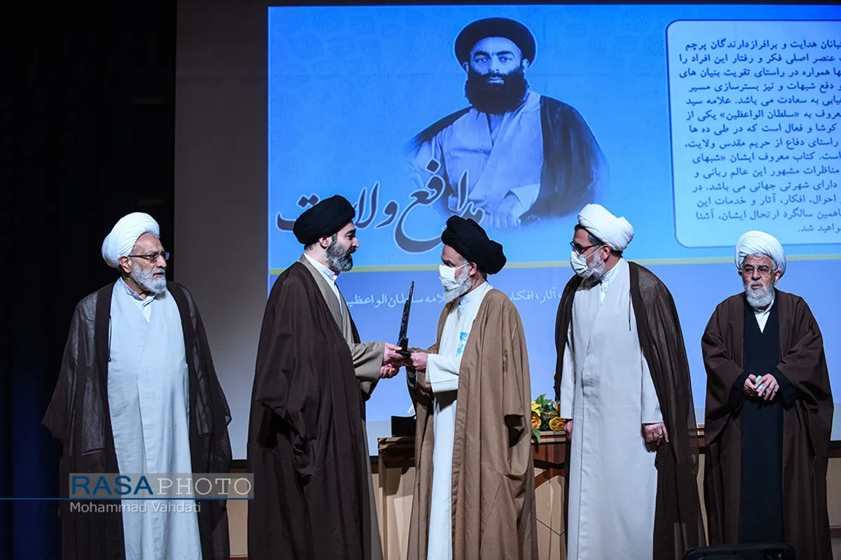مراسم نکوداشت مرحوم آیت الله سلطان&zwnj;الواعظین شیرازی با قرائت پیام حضرت آیت الله سبحانی در سالن همایش های غدیر دفتر تبلیغات اسلامی برگزار شد.