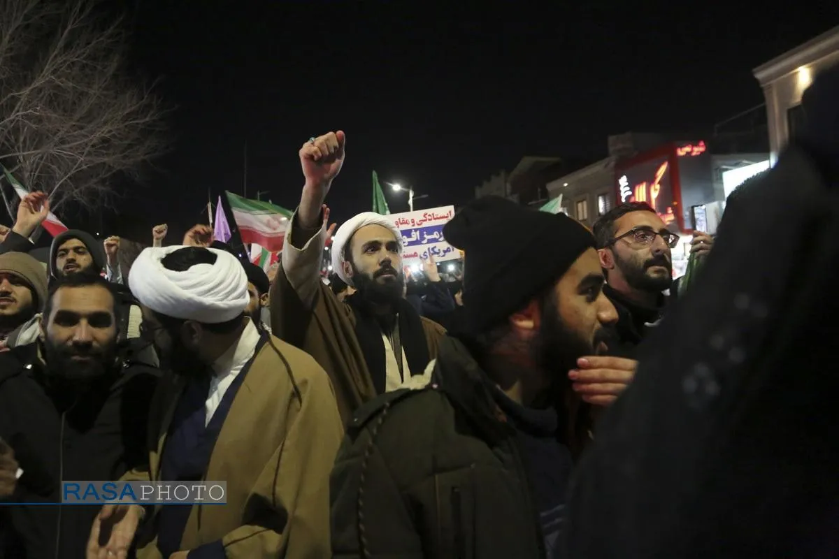 تجمع و راهپیمایی شبانه مردم انقلابی قم علیه اغتشاشگران