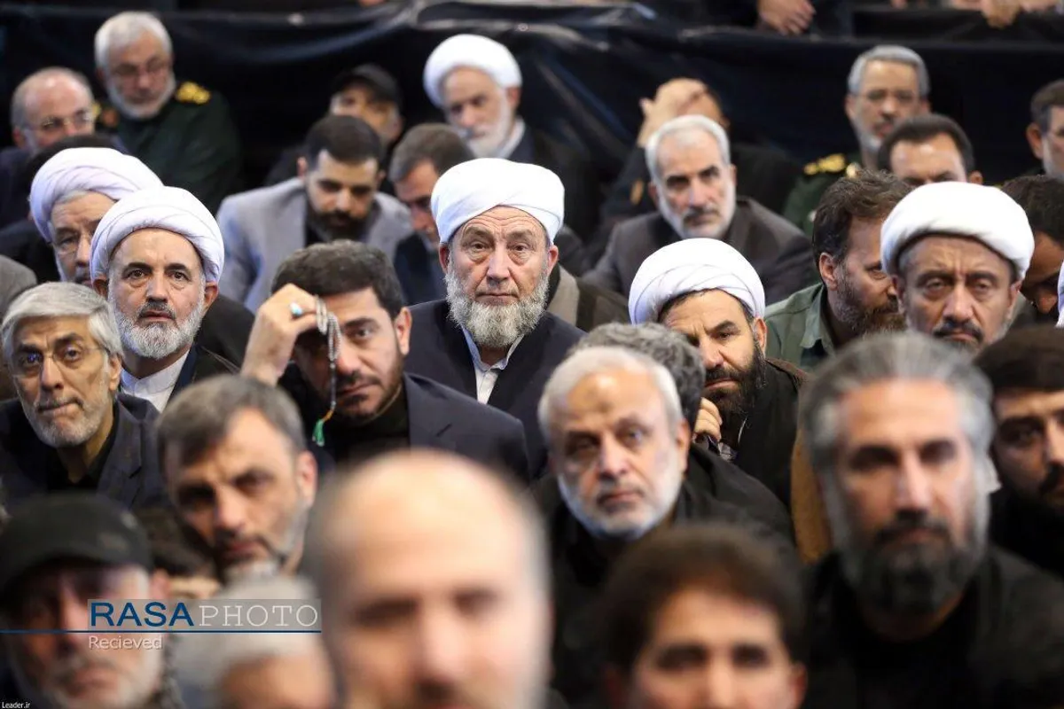 اقامه نماز توسط رهبر معظم انقلاب بر پیکر شهدای خدمت