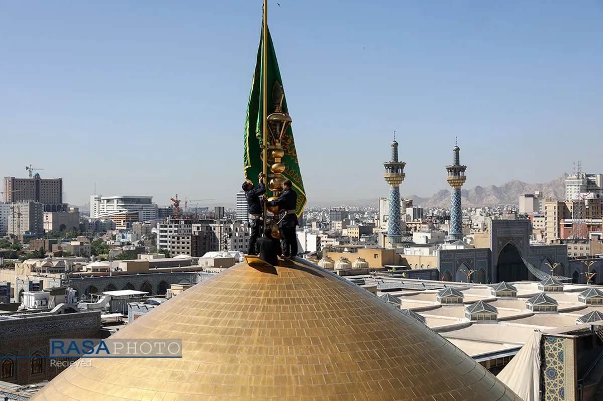 آیین تعویض پرچم گنبد منور رضوی در روز میلاد امام رضا(علیه&zwnj;السلام)