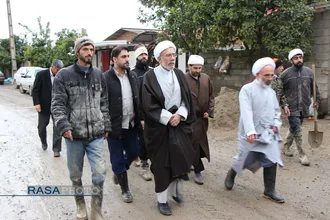آیت الله توکل نماینده مردم مازندران در مجلس خبرگان رهبری، حجت الاسلام حسن روحانی امام جمعه بابل، حجت الاسلام شکریان رئیس سازمان تبلیغات اسلامی با حضور در مناطق سیل زده مازندران از روند امداد رسانی به سیل زدگان بازدید کردند.