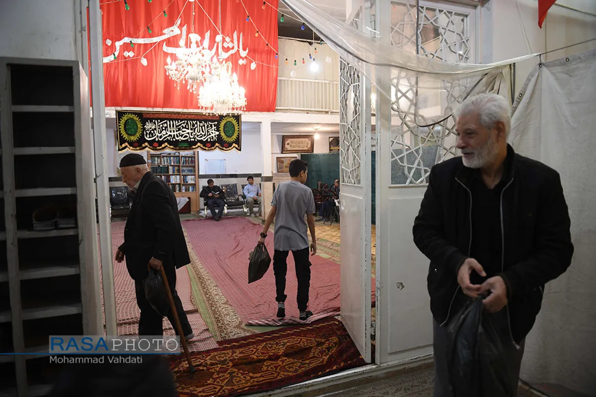 سفره پر برکت افطاری ساده در مسجد مدنی قم