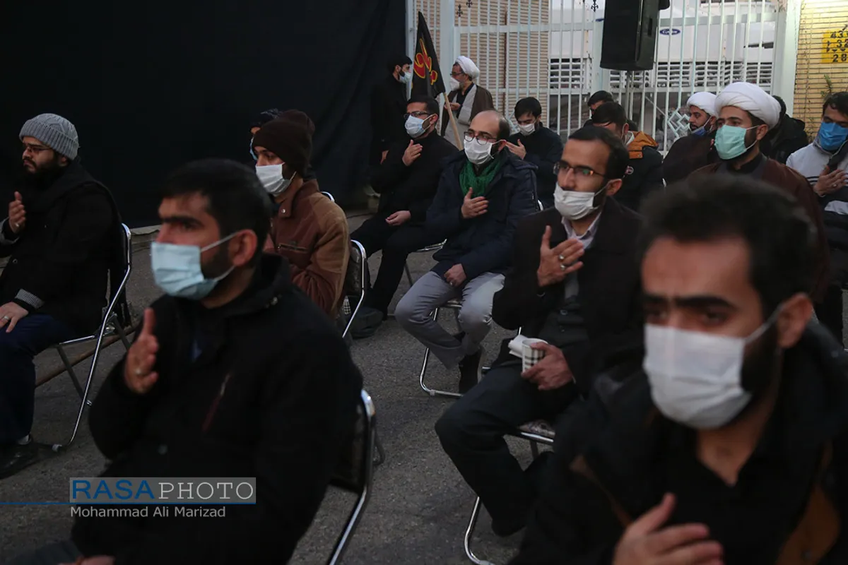 عزاداری جمعی از طلاب و علاقمندان به عمار انقلاب در مقابل بیت معظم له