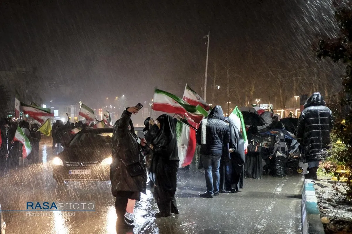 حضور انقلابی مردم در میدان تجریش تهران