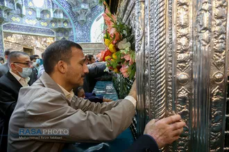 گل&zwnj;آرایی ضریح حرم مطهر در آستانه سالروز ورود حضرت معصومه (سلام الله علیها) به قم