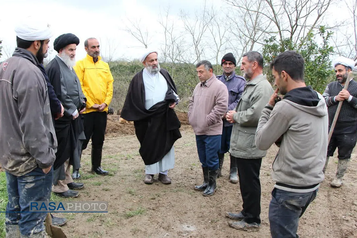 آیت الله توکل نماینده مردم مازندران در مجلس خبرگان رهبری، حجت الاسلام حسن روحانی امام جمعه بابل، حجت الاسلام شکریان رئیس سازمان تبلیغات اسلامی با حضور در مناطق سیل زده مازندران از روند امداد رسانی به سیل زدگان بازدید کردند.