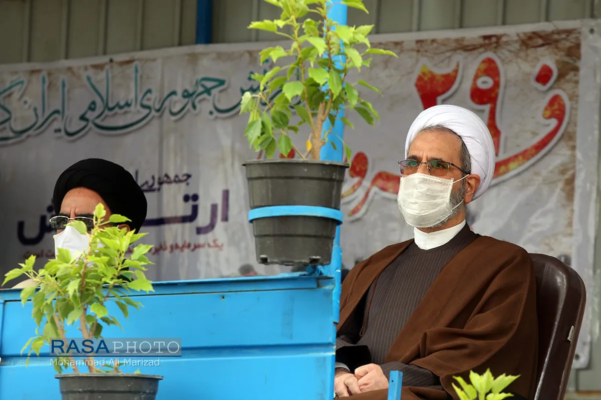 مراسم رژه روز ارتش در قم با حضور و سخنرانی آیت الله اعرافی مدیر حوزه علمیه سراسر کشور با عنوان "مدافعان وطن، یاوران سلامت" برگزار شد.